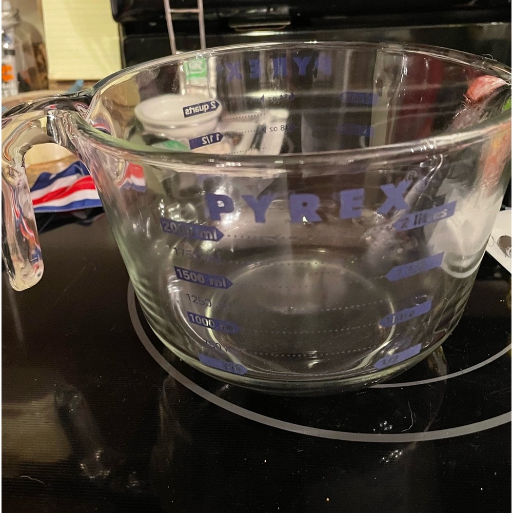 Vintage Pyrex measuring bowl